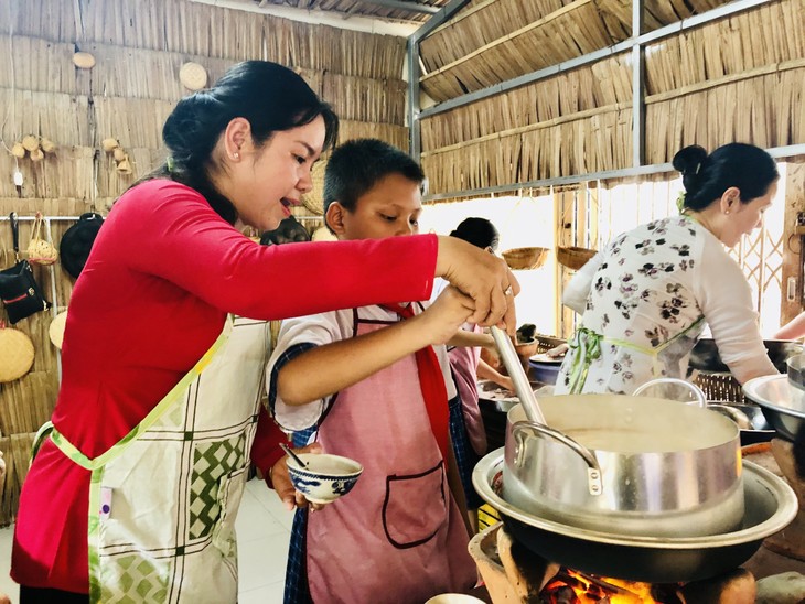 Teaching creativity: making traditional cakes at school  - ảnh 2