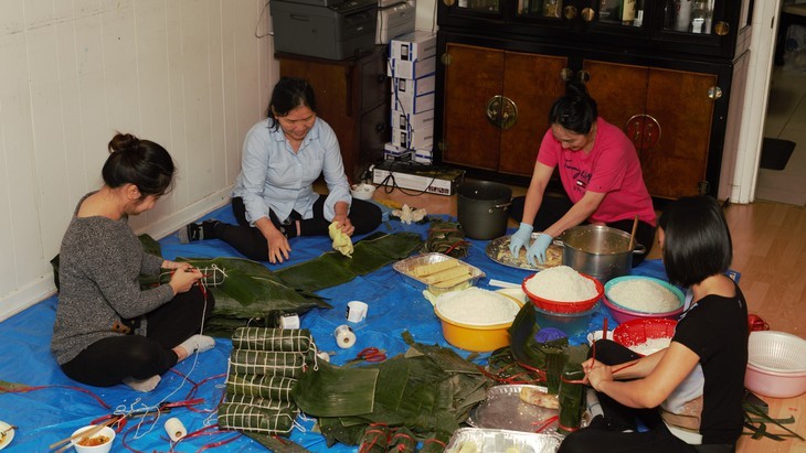 Vietnamese in Canada make cakes to raise funds for flood victims  - ảnh 1