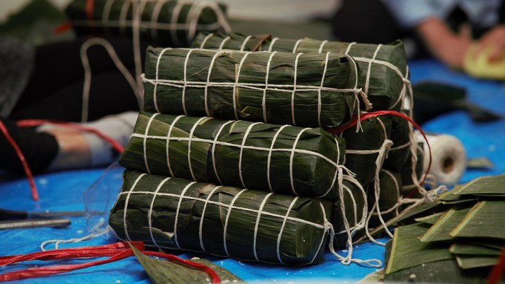 Vietnamese in Canada make cakes to raise funds for flood victims  - ảnh 3