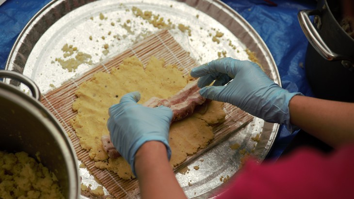 Vietnamese in Canada make cakes to raise funds for flood victims  - ảnh 4