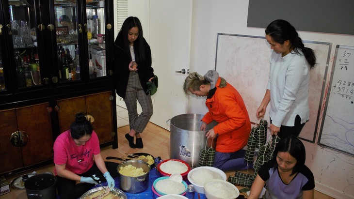 Vietnamese in Canada make cakes to raise funds for flood victims  - ảnh 8