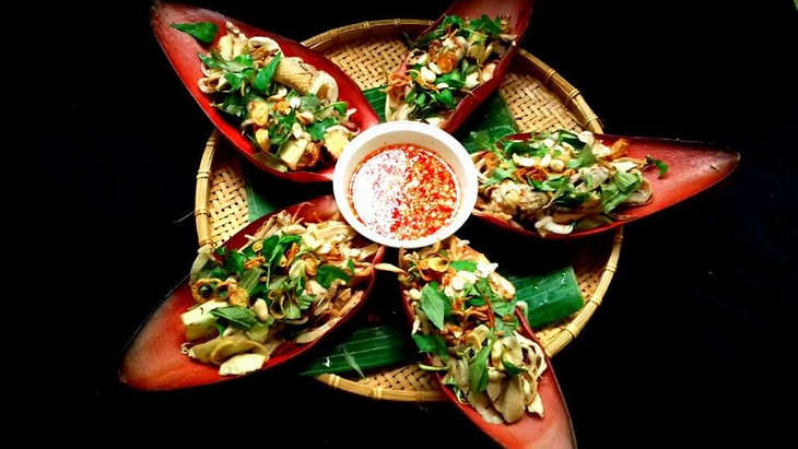 Banana Flower Salad with Chicken - ảnh 2