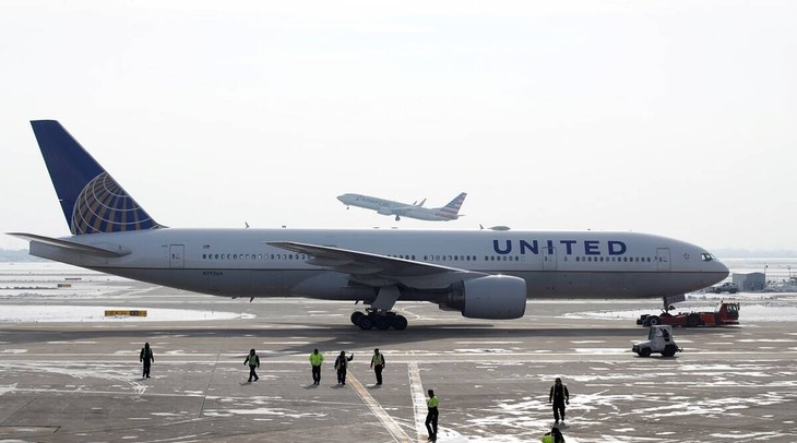 Boeing recommends airlines suspend use of some 777s after United incident