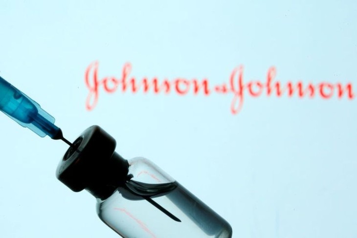 J&J's COVID-19 shot gets CDC panel backing; vaccine near shipping - ảnh 1