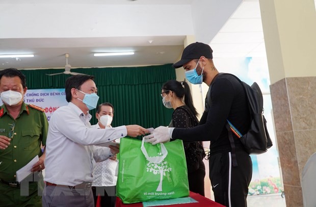 Gifts presented to foreigners in Thu Duc City - ảnh 1