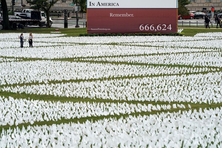 COVID-19 victims remembered on Washington's National Mall with 670,000 white flags - ảnh 1