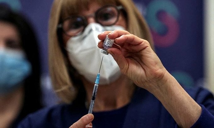 Fourth COVID vaccine shot raises resistance to serious illness for over-60s: Israel - ảnh 1