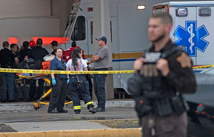 Gunman kills three in Indiana mall before being shot by armed bystander - ảnh 1