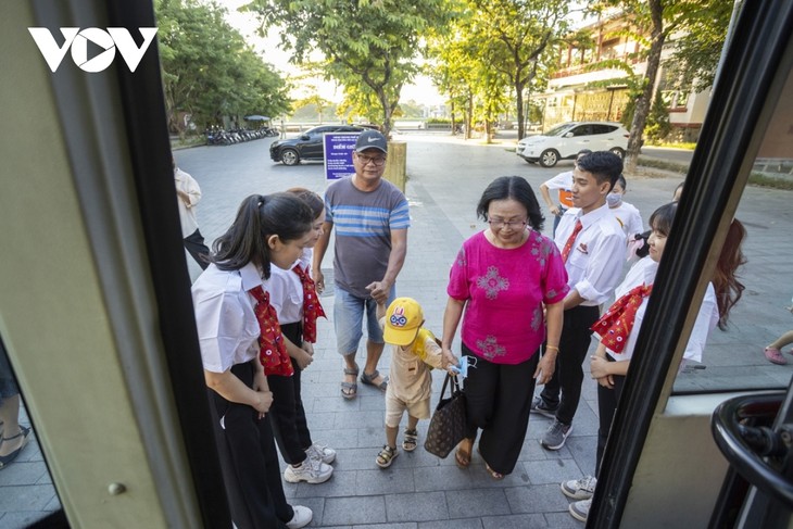 Taking a tour of Hue on double-decker bus - ảnh 11