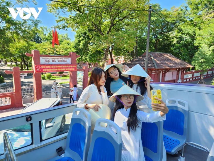 Taking a tour of Hue on double-decker bus - ảnh 12