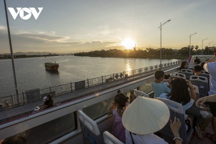 Taking a tour of Hue on double-decker bus - ảnh 13