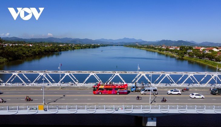 Taking a tour of Hue on double-decker bus - ảnh 14