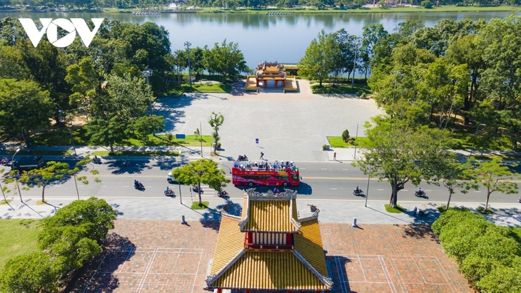 Taking a tour of Hue on double-decker bus - ảnh 15