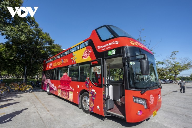 Taking a tour of Hue on double-decker bus - ảnh 1