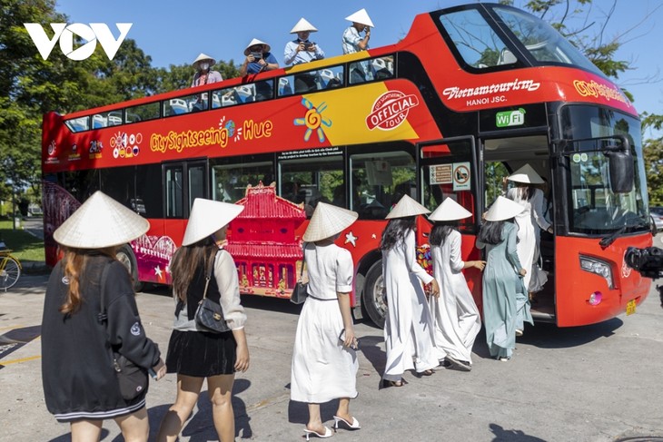 Taking a tour of Hue on double-decker bus - ảnh 2