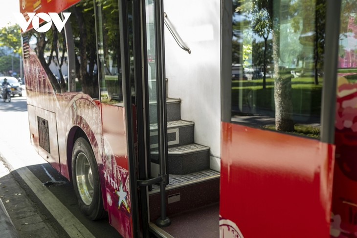 Taking a tour of Hue on double-decker bus - ảnh 5