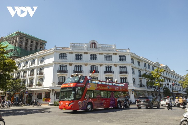 Taking a tour of Hue on double-decker bus - ảnh 8