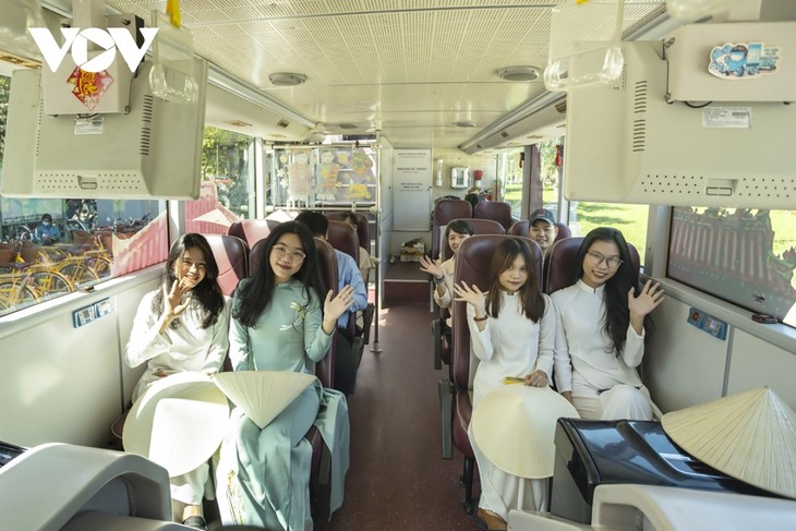 Taking a tour of Hue on double-decker bus - ảnh 9