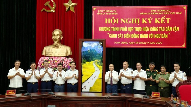 Coast Guard stands with fishermen in Ninh Binh waters - ảnh 1