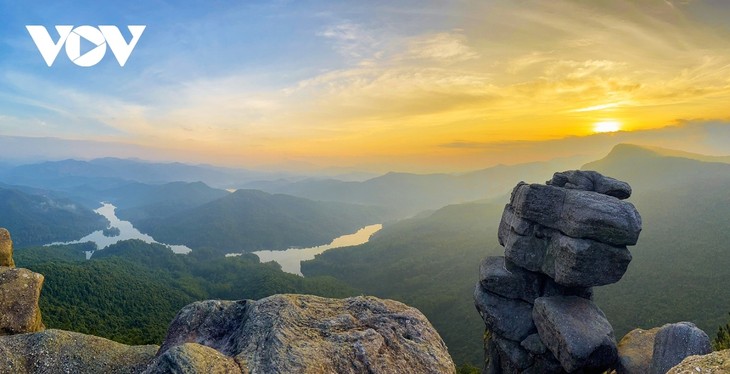 Stunning beauty of Chong Mountain in Quang Ninh province - ảnh 1