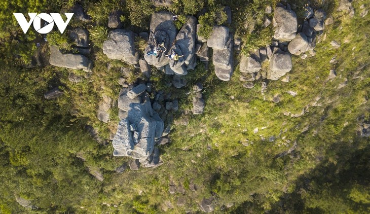 Stunning beauty of Chong Mountain in Quang Ninh province - ảnh 5