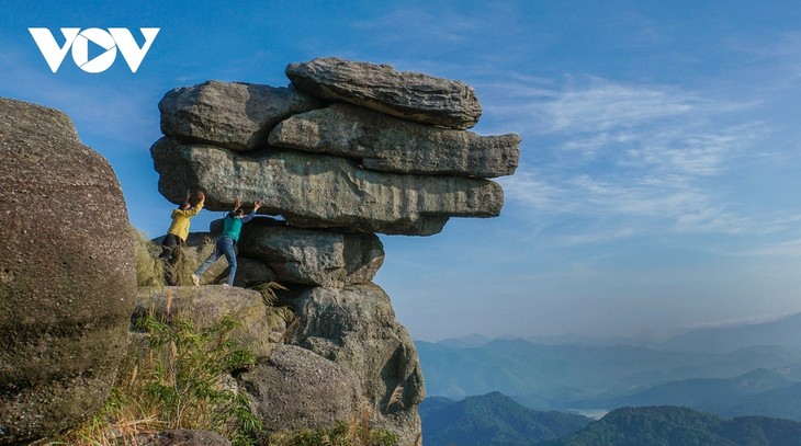 Stunning beauty of Chong Mountain in Quang Ninh province - ảnh 9