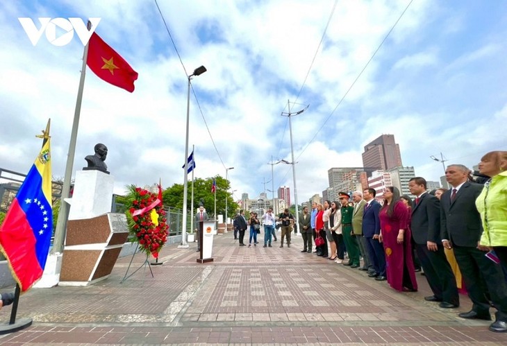 President Ho Chi Minh lives eternally in the hearts of international friends - ảnh 3