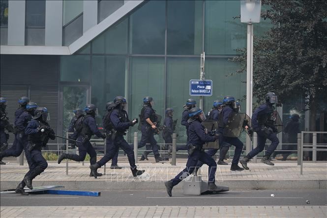 Macron urges calm after fatal police shooting - ảnh 1