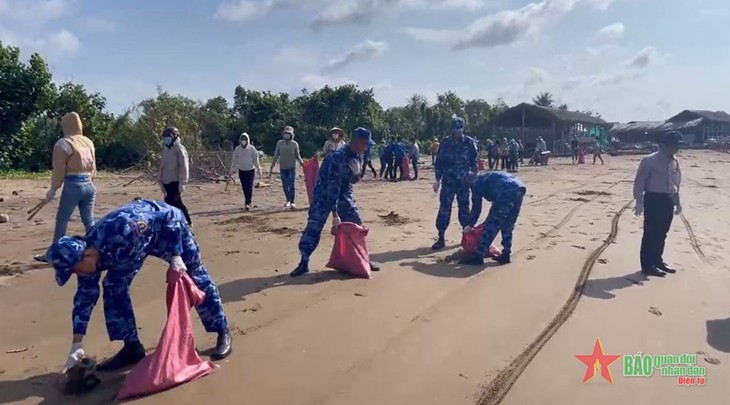 Coast Guard Region 4 accompanies fishermen - ảnh 1