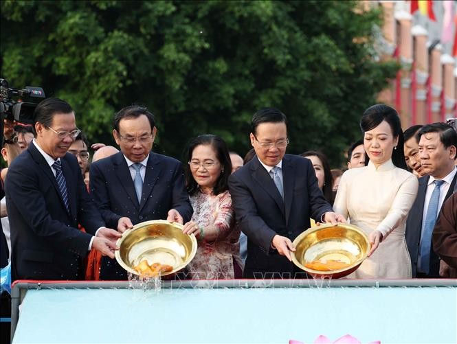 President joins OVs in traditional carp release ritual - ảnh 2