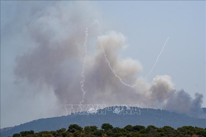 Hezbollah launches series of rockets toward northern Israel - ảnh 1