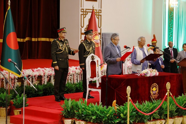 Muhammad Yunus takes oath as head of Bangladesh's interim government - ảnh 1