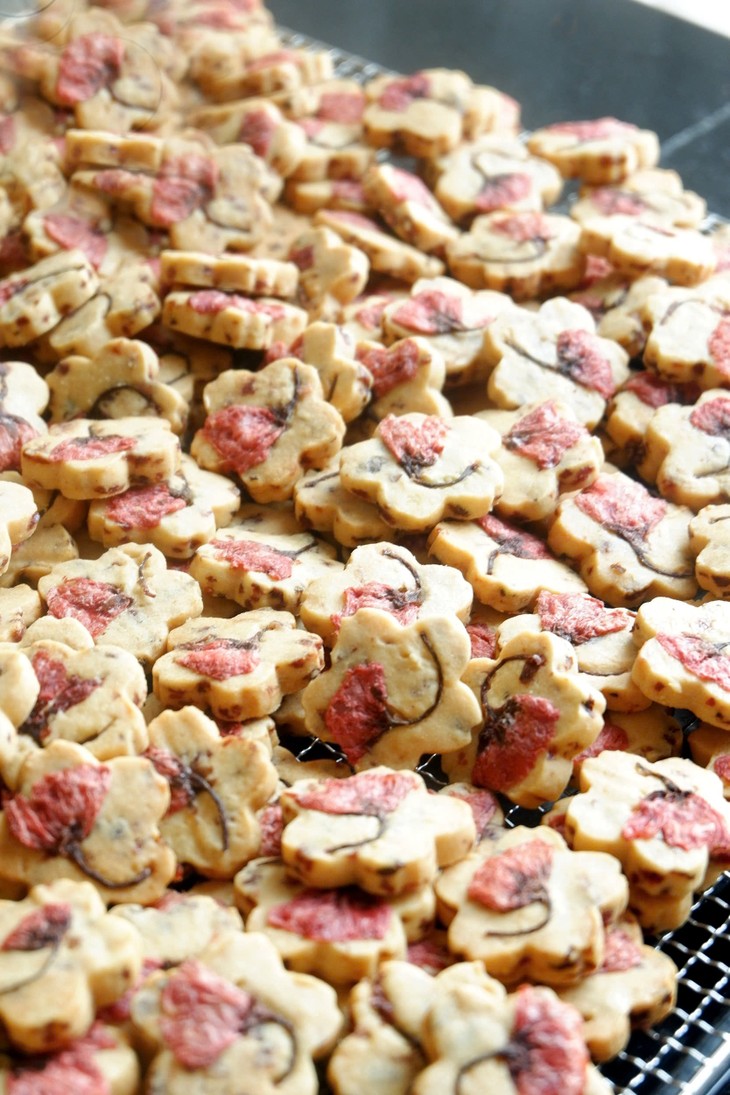 Sakura blossom cookies by foodblogger Huong Thao - ảnh 2