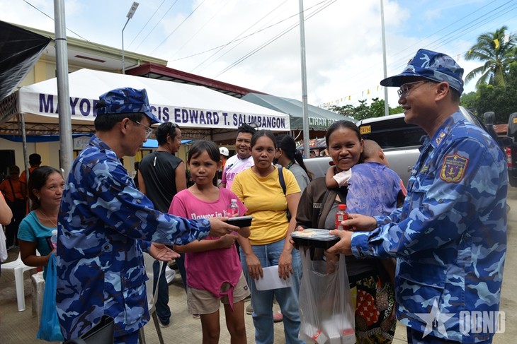 Vietnam Coast Guard joins natural disaster recovery efforts in Philippines - ảnh 1