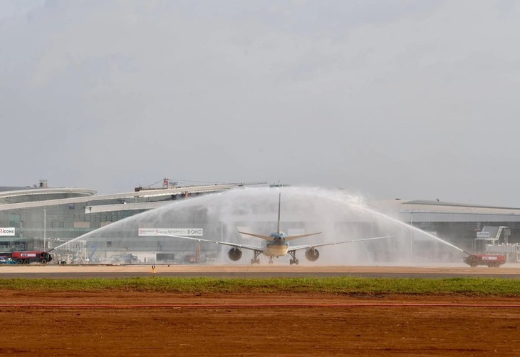 Vietnam's largest passenger jet lands at Long Thanh airport  - ảnh 2