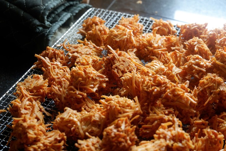 Crispy desiccated coconut cake - ảnh 1