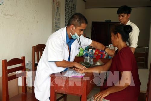 Bobol waduk hidrolistrik di Laos: Komunitas orang Vietnam bergotong royong membantu warga Laos mengatasi kendala - ảnh 1