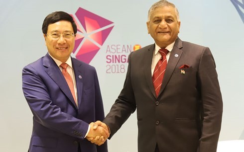 Deputi PM, Menlu Vietnam, Pham Binh Minh melakukan pertemuan bilateral dengan Sekretaris Negara India, Vijay Kumah Singh - ảnh 1