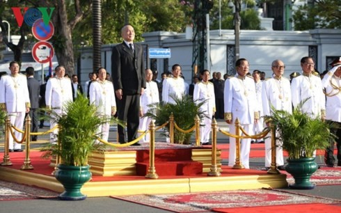 Kamboja dengan gembira mengadakan upacara peringatan ultah ke-65 Hari Kemerdekaan  - ảnh 1