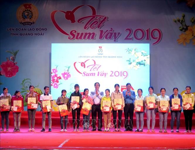 Kepala Departemen Ekonomi KS PKV, Nguyen Van Binh menghadiri Program “Hari Raya Tet Berkumpul” di Provinsi Quang Ngai - ảnh 1