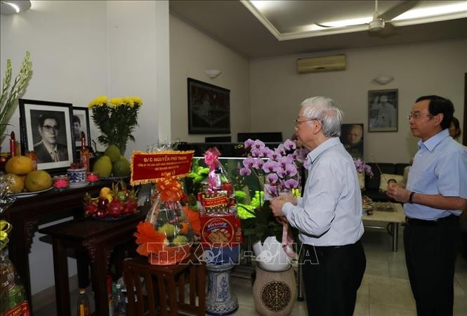 Sekjen, Presiden Vietnam, Nguyen Phu Trong membakar hio untuk mengenangkan Sekjen Nguyen Van Linh - ảnh 1