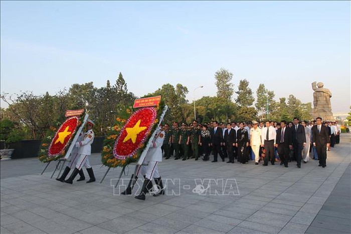 Pemimpin Kota Ho Chi Minh membakar dupa mengenangkan para martir - ảnh 1