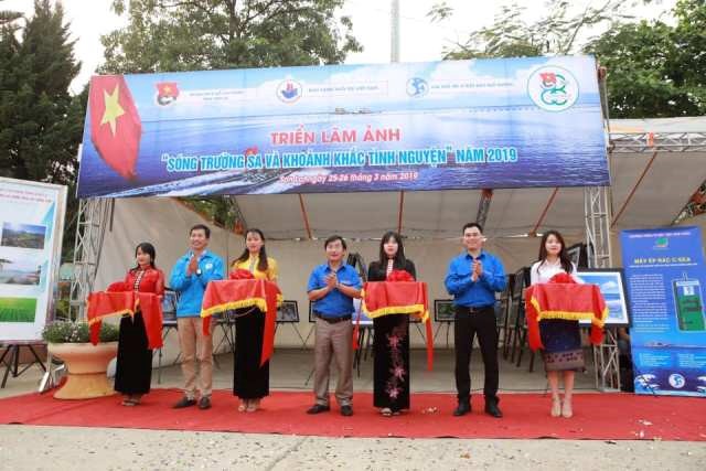 Provinsi Son La: Pameran foto “Gelombang Truong Sa dan saat sukarela” - ảnh 1