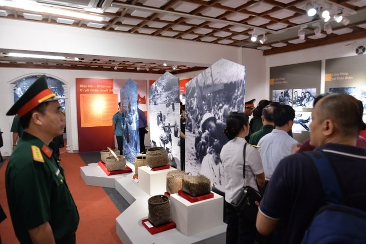 Pembukaan pameran tematik “Prajurit pekerja di garis depan dalam Operasi Dien Bien Phu” - ảnh 1