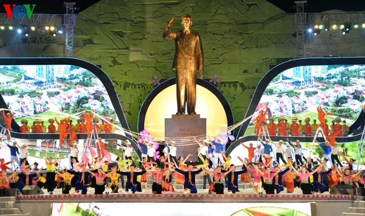 Upacara peringatan ultah ke-60 Presiden Ho Chi Minh melakukan kunjungan dan ceramah di depan para warga etnis-etnis daerah Tay Bac di Provinsi Son La - ảnh 1