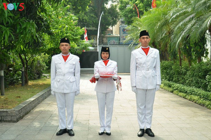 Upacara pengibaran bendera HUT RI ke-74 yang khidmat - ảnh 3