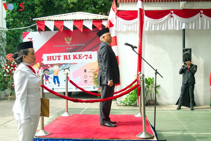 Upacara pengibaran bendera HUT RI ke-74 yang khidmat - ảnh 5