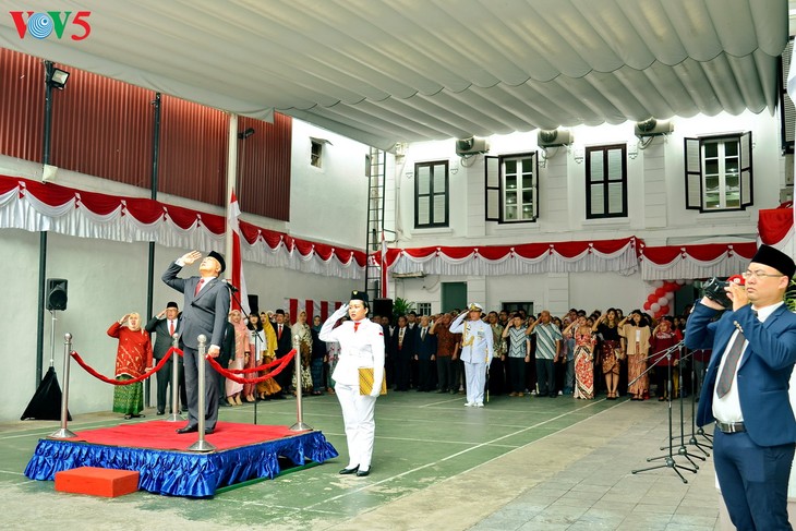 Upacara pengibaran bendera HUT RI ke-74 yang khidmat - ảnh 4