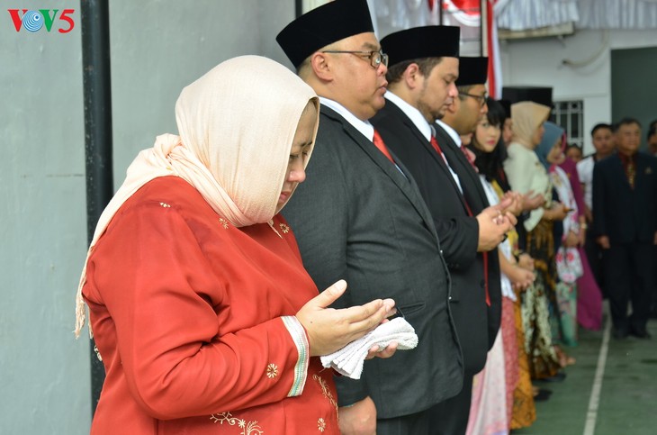 Upacara pengibaran bendera HUT RI ke-74 yang khidmat - ảnh 6