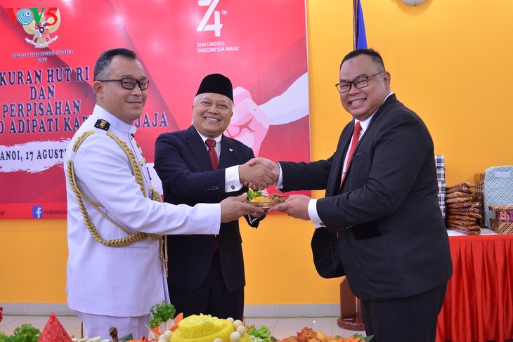 Upacara pengibaran bendera HUT RI ke-74 yang khidmat - ảnh 10